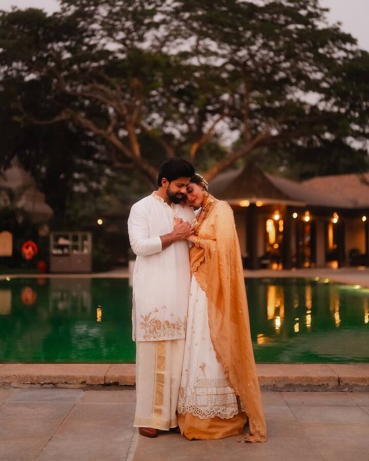 இருவரும் பள்ளிப் பருவம் முதலே பழகி வந்துள்ளனர். 15 வருடங்களாக காதலித்து வந்த நிலையில் கடந்த ஆண்டு கோவாவில் வைத்து இருவரும் திருமணம் செய்து கொண்டனர். இவர்களது திருமணத்தில் விஜய், அட்லி, த்ரிஷா என்று சினிமா பிரபலங்கள் கலந்து கொண்டனர்.