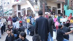 Delhi Election: सुल्तानपुरी में नुक्कड़ नाटक के जरिए वोटर्स को किया गया जागरूक, देखें तस्वीरें