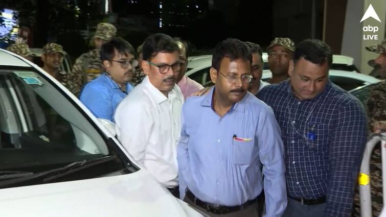 r g kar case victims mother claims that sandip ghosh hold meeting with local tmc mla and commissioner for almost one and half hours R G Kar News: 'স্থানীয় তৃণমূল বিধায়ক ও লোকাল কমিশনারের সঙ্গে...', সন্দীপ ঘোষকে নিয়ে চাঞ্চল্যকর দাবি নির্যাতিতার মায়ের !