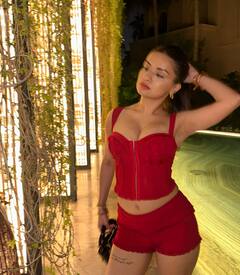 रेड कलर की शॉर्ट ड्रेस और बूट्स पहन अवनीत कौर ने दिखाया अब तक का सबसे ग्लैमरस अवतार, तस्वीरों पर दिल हार बैठे फैंस