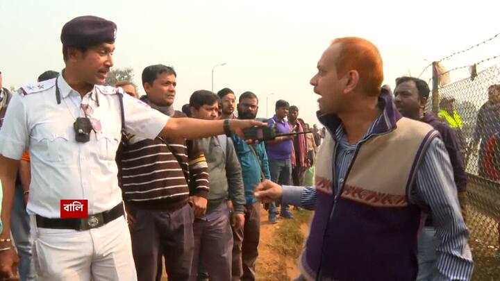 এবিপি আনন্দে যাত্রী-হয়রানির খবর সম্প্রচারের পরেই তড়িঘড়ি বালি হল্ট স্টেশনের পাঁচিল ভেঙে তৈরি করে দেওয়া হয় বিকল্প রাস্তা।