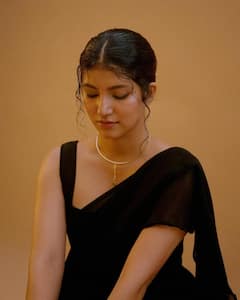 கருப்பு சேலையில் கண்களை கவரும் குட் நைட் பட நடிகை..வைரல் புகைப்படங்கள்