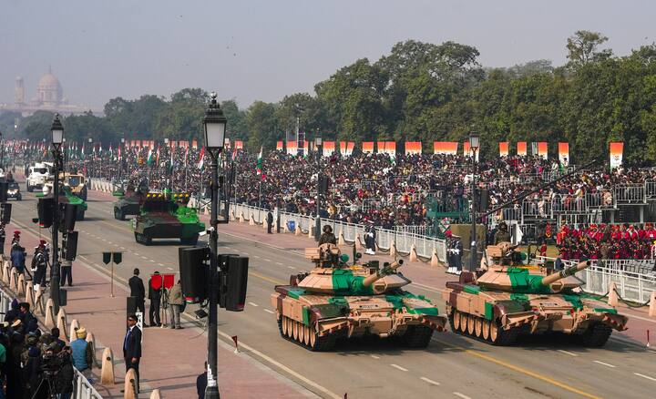 भारत इस बार अपना 76वां गणतंत्र दिवस मना रहा है. आजादी के अमृतकाल में होने जा रहा यह समारोह कई मायनों में खास है. दरअसल, भारत इस समारोह के जरिए दुनिया के सामने अपनी ताकत का भी प्रदर्शन करता है. इस समारोह में कई ऐसे रिवाज हैं जो अंग्रजों के समय से चले आ रहे हैं.