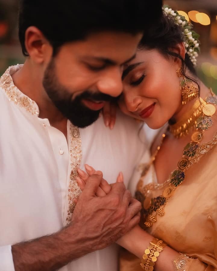 அவர் கொஞ்சம் கூச்ச சுபாவம் கொண்டவர் என்பதால் சோஷியல் மீடியாவிலிருந்து சற்று ஒதுங்கியிருக்கிறார். இனி வரும் காலங்களில் கீர்த்தி சுரேஷ் உடன் இணைந்து சோஷியல் மீடியாவில் கலக்குவாரா? பொறுத்திருந்து பார்ப்போம்.