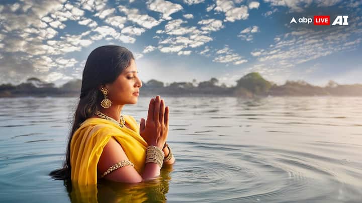 If you are not able to go to Kumbh for some reason, then you can bathe in a pilgrimage site or holy river in this mouth. Bathing on Mauni Amavasya also brings religion, meaning, work and salvation.