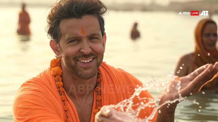 एक्टर ऋतिक रोशन की भी महाकुंभ में स्नान करते हुए एक एआई तस्वीर सामने आई है. जिसमें वो भगवा कुर्ते पहने गंगा में डुबकी लगाते दिखे.