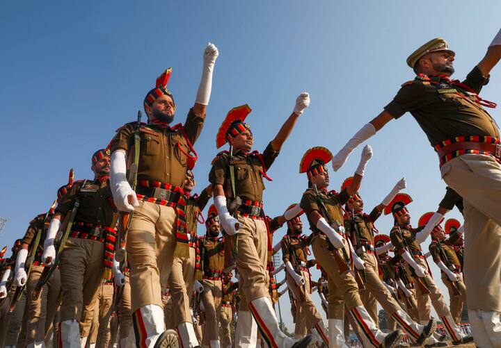 पहले अंग्रेजों के जमाने की बनी 25 पाउंडर आर्टलरी से यह सलामी होती थी. हालांकि, बाद में इन्हें स्वदेशी तोपों से बदल दिया गया. 21 तोपों की सलामी हर 2.25 सेकंड के अंतराल पर गोला दागकर दी जाती है.