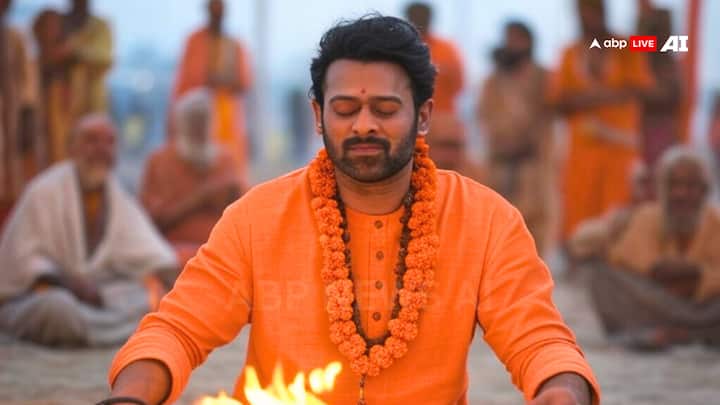 वहीं एक फोटो में साउथ सिनेमा के सुपरस्टार प्रभास भी नजर आए. जो महाकुंभ में यज्ञ करते दिखे. एक्टर ने माथे पर तिलक और गले में फूलों की माला पहनी है.