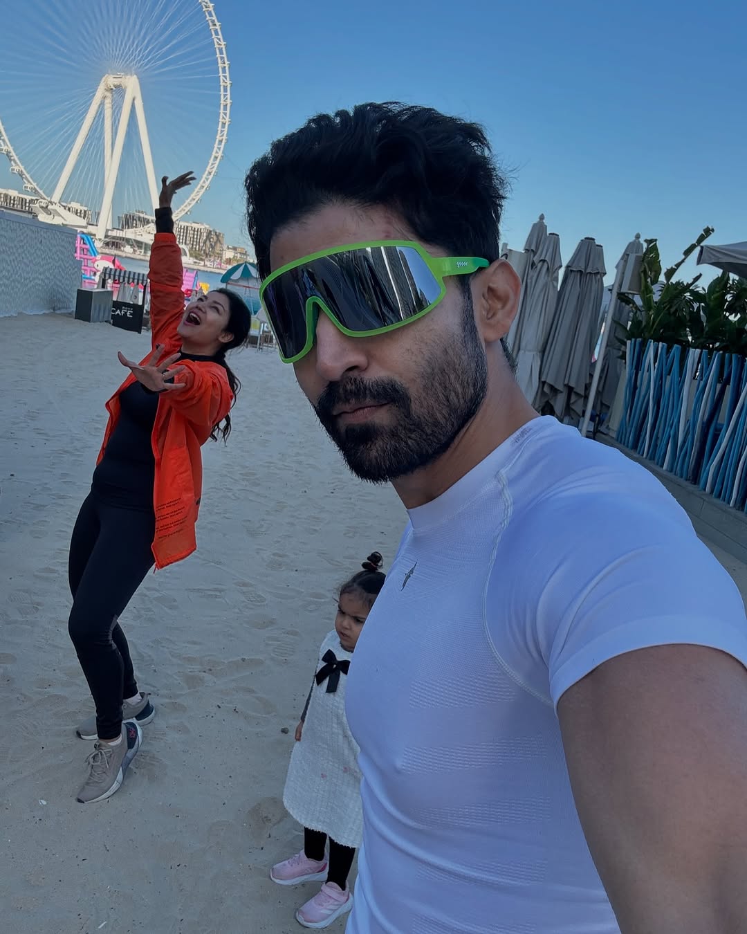 Gurmeet Choudhary Debina Bonnerjee enjoy vacation in Dubai with daughters  see pictures | बेटियों संग दुबई में वेकेशन मना रहे हैं गुरमीत-देबिना,  समुद्र किनारे से शेयर की खूबसूरत ...