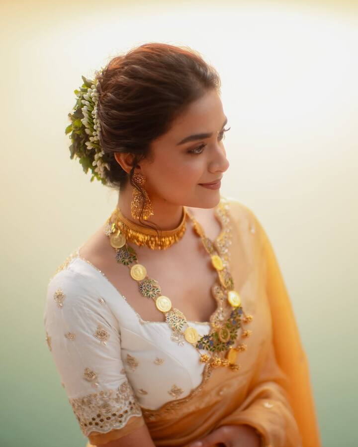 கடந்த ஒன்றரை மாதங்களாக கீர்த்தி சுரேஷ் தான் அடிக்கடி தலைப்பு செய்திகளில் வருகிறார். சோஷியல் மீடியாவில் ஆக்டிவாக இருக்கும் கீர்த்தி சுரேஷிற்கு நேர் மாறானவர் ஆண்டனி தட்டில்.