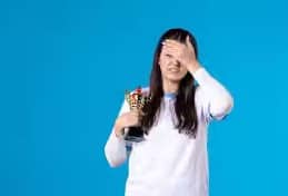 આયરનની ઉણપને રોકવા માટે શું કરવું: 1. આયરનથી ભરપૂર ખોરાક ખાઓ. જેમ કે લાલ માંસ, માછલી, ઈંડા, કઠોળ, લીલા શાકભાજી, બદામ અને બીજ. 2. નારંગી, જામફળ, ટામેટા જેવા વિટામિન સીથી ભરપૂર ખોરાક ખાઓ. ૩. ડૉક્ટરની સલાહ મુજબ આયર્ન સપ્લિમેન્ટ્સનો સમાવેશ કરો. 4. પીરિયડ્સ દરમિયાન આયરનથી ભરપૂર ખોરાક અથવા આયર્ન સપ્લિમેન્ટ્સ લો. 5. નિયમિત તપાસ દ્વારા આયરનની ઉણપની સારવાર કરી શકાય છે.