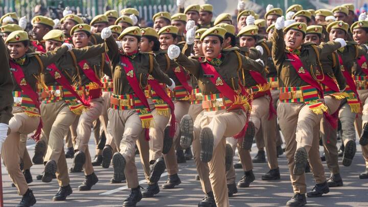 நாட்டின் 76-வது குடியரசு தினம் தலைநகர் டெல்லியில் வரும் 26-ம் தேதி வெகு விமரிசையாக கொண்டாடப்பட உள்ளது. இந்நிலையில் குடியரசு தின விழா அணிவகுப்புக்கான முழு ஆடை ஒத்திகை கடமைப் பாதையில் விஜய் சவுக் முதல் செங்கோட்டை வரை நேற்று நடைபெற்றது.