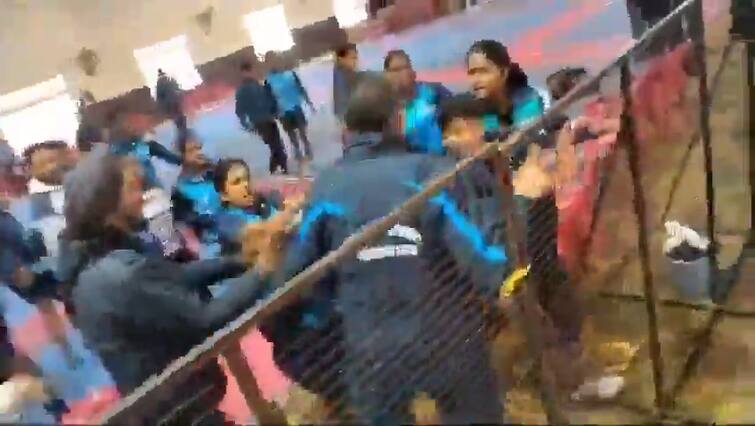 tamilnadu university  women kabbadi team attacked by referee punjab kabaddi tournament தமிழக  வீராங்கனைகள் மீது பஞ்சாப்பில் தாக்குதல்! காரணம் என்ன?