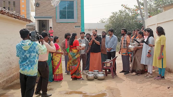 మహదేవయ్య తుడుస్తుంటే క్రిష్ వాళ్లు జిందాబాద్ చెబుతారు. సత్య అందరకీ పాంప్లెట్స్ పంచుతుంది. రోడ్డుపై ఉన్న ఆవుపేడ మహదేవయ్యతో ఎత్తిస్తాడు క్రిష్. ఇక మహదేవయ్య బిందెలు పంచుతుంటే అక్కడకు వెళతారు సత్య నందిని. వాళ్లు అక్కడ మాట్లాడుతుంటే బిర్యానీ అనే మాట వినగానే అందరూ పారిపోతారు