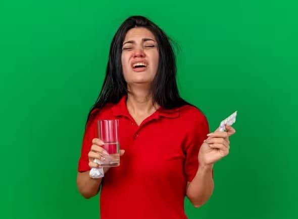 આયરનની ઉણપના કારણો શું છે: 1. માસિક સ્રાવ દરમિયાન લોહીનું નુકસાન આયરનની ઉણપનું કારણ બની શકે છે. 2. ગર્ભાવસ્થા અને સ્તનપાન દરમિયાન વધુ આયરનની જરૂર પડે છે. ૩. સ્ત્રીઓમાં સેલિએક રોગ, ક્રોહન રોગ અને અલ્સેરેટિવ કોલાઇટિસ જેવા રોગો આયરન શોષણમાં સમસ્યા પેદા કરી શકે છે. 4. વધુ પડતું રક્તસ્ત્રાવ, અલ્સર કે કેન્સર પણ આયરનની ઉણપનું કારણ બની શકે છે.