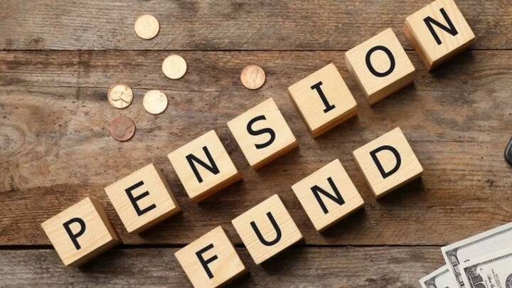 इसके बाद आपको अनन्युटी में निवेश करना होगा 8% के हिसाब से आपकी पेंशन होगी 1.62 करोड़ रुपये के आसपास. जिसमें आपको मंथली पेंशन करीब 1 लाख रुपये मिलेगा. तो वहीं 1.62 करोड़ रुपये का एकमुश्त फंड मिलेगा.