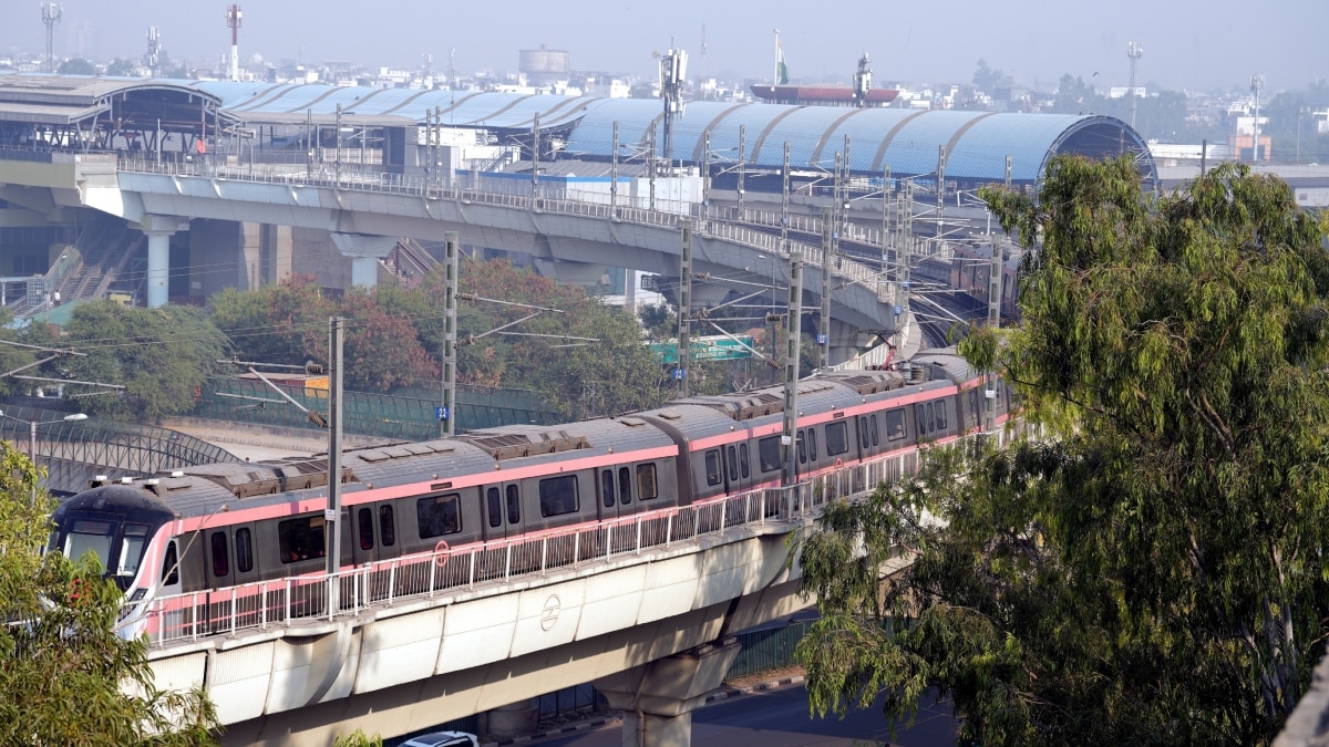 गणतंत्र दिवस समारोह में शामिल होने के लिए DMRC करेगी मदद, सुबह 3 बजे से चलेगी मेट्रो