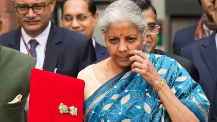 1 फरवरी 2025 को केंद्रीय बजट पेश किया जाएगा और इस बजट में किसानों के लिए केन्द्र सरकार की ओर से कई बड़ी घोषणाएं की जा सकती हैं. उनमें किसान इस बात की उम्मीद भी कर रहे हैं कि किसान सम्मान निधि योजना में किस्त के पैसे भी बढ़ सकते हैं.