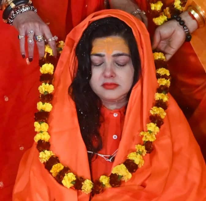 अभिनेत्री ममता कुलकर्णीने यापुढचे आयुष्य अध्यात्मिक मार्गाने जगण्याचा निर्णय घेतला आहे.