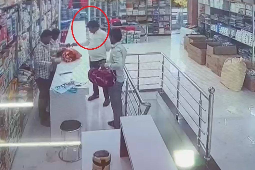 संतोष देशमुख हत्याप्रकरण! आरोपींना साहित्य पुरवणाऱ्या बालाजी तांदळेचे सीसीटीव्ही फुटेज समोर, धनजंय देशमुखांचे आरोप Santosh Deshmukh murder case CCTV footage of Balaji Tandale who provided materials to the accused संतोष देशमुख हत्याप्रकरण! आरोपींना साहित्य पुरवणाऱ्या बालाजी तांदळेचे सीसीटीव्ही फुटेज समोर, धनजंय देशमुखांचे आरोप