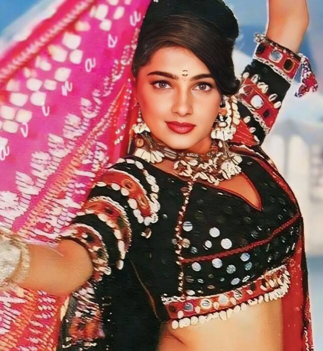 करण अर्जुन, सबसे बडा खिलाडी, आंदोलन, बाजी, नसीब यासारख्या हिट चित्रपटांत तिने भूमिका साकारलेली आहे.