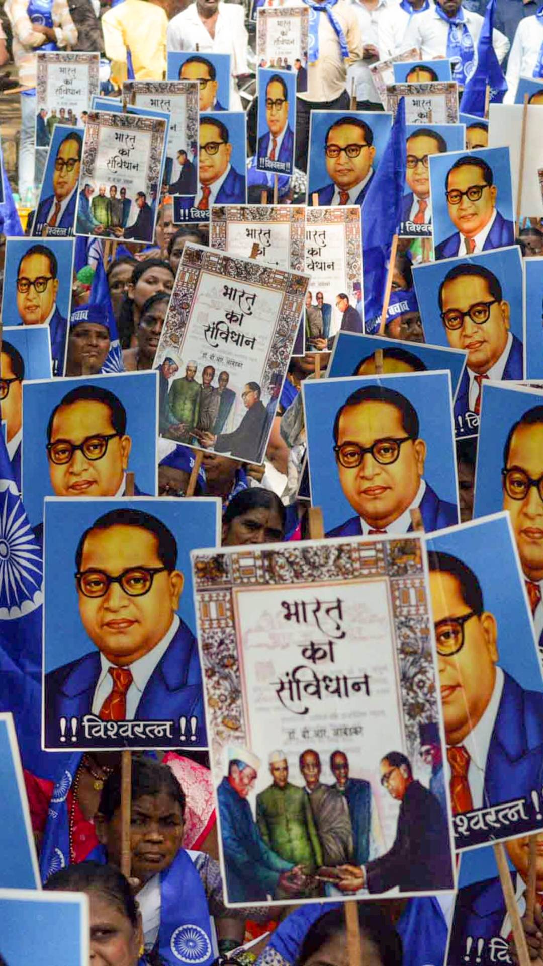 संविधान,  नागरिकों के मूल कर्तव्यों और अधिकारों को निर्धारित करता है