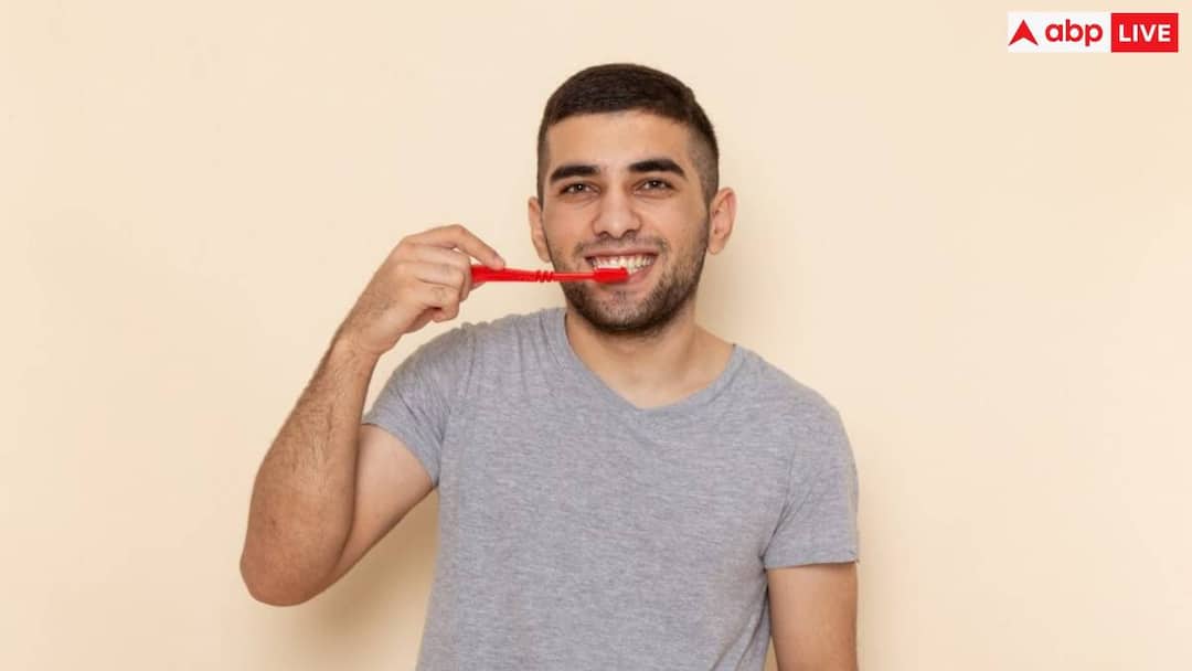 Brushing your teeth in the morning can help prevent tooth damage read full article in hindi रोज सुबह उठकर ब्रश से दांतों को बुरी तरह रगड़ते हैं आप? हो सकता है इतना खतरनाक