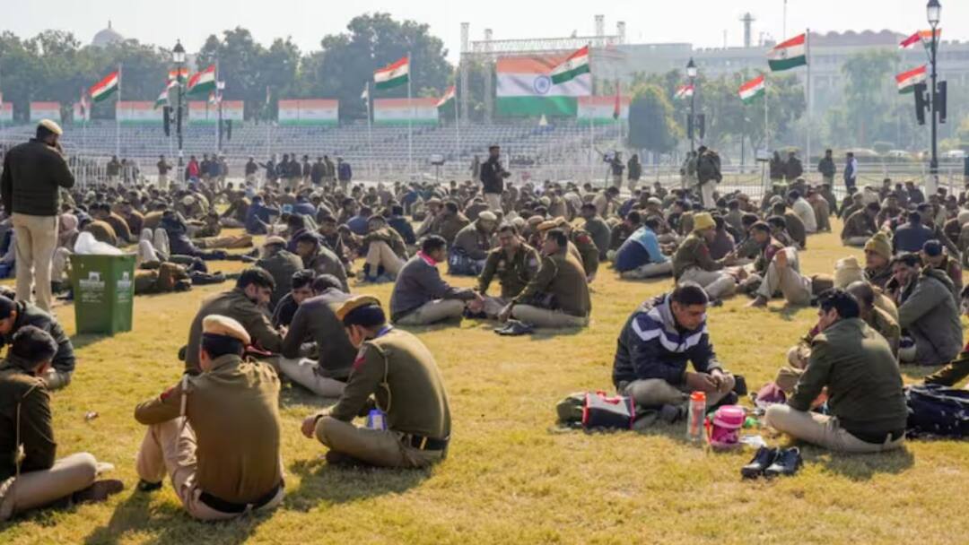 Republic Day 2025: 15,000 போலீசார், 70 பாரா யூனிட்கள், 6 அடுக்கு பாதுகாப்பு, AI கேமரா - உச்சகட்ட கண்காணிப்பில் டெல்லி Republic Day 2025 15k cops 70 paramilitary units ai cameras 6 layer checks delhi police new delhi jan 26 celebration Republic Day 2025: 15,000 போலீசார், 70 பாரா யூனிட்கள், 6 அடுக்கு பாதுகாப்பு, AI கேமரா - உச்சகட்ட கண்காணிப்பில் டெல்லி