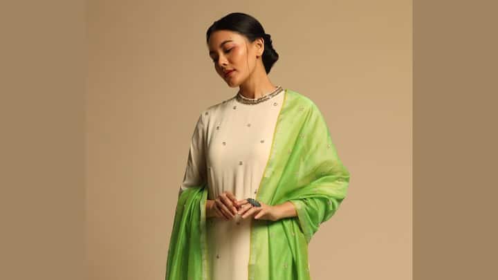 Off-White Kurta With Green Dupatta: Take an off-white kurta and add a light green dupatta. This look exudes simplicity while embracing the colours of the Indian flag, which is an ideal for patriotic functions. (Image Source: Pinterest/ kalkifashion)