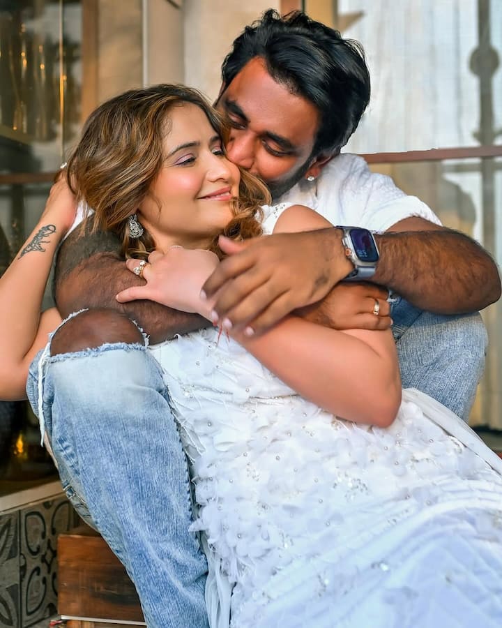 वहीं दीपक ने भी अपनी वाइफ के साथ ट्विनिंग करते हुए व्हाइट शर्ट कैरी की. इस फोटो में दीपक किस कर आरती पर प्यार लुटा रहे हैं.