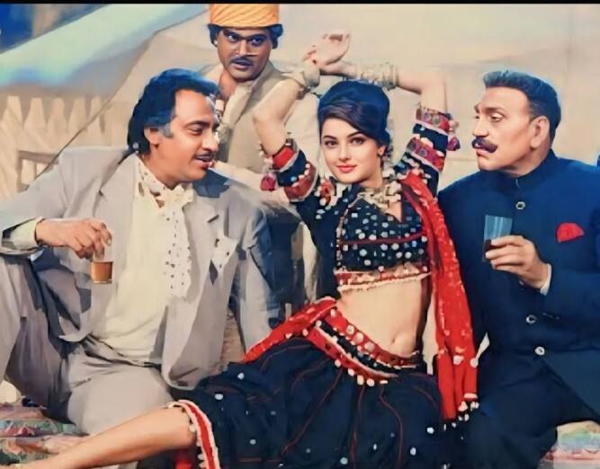 ममता कुलकर्णीने 1993 साली एका मॅगझीनसाठी चक्क टॉपलेस फोटोशूट केले होते. तिच्या या फोटोशूटमुळे चांगलाच वाद झाला होता.