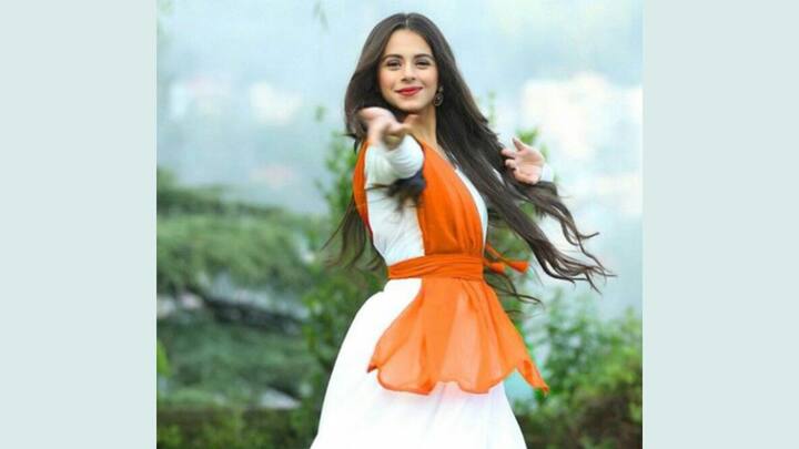 White Anarkali: Soft off-white Anarkali teamed up with a saffron dupatta to render love for the art form and patriotism. The look serves for both formal and informal Republic Day celebrations. (Image Source: Pinterest/ cuteangelaarohi)