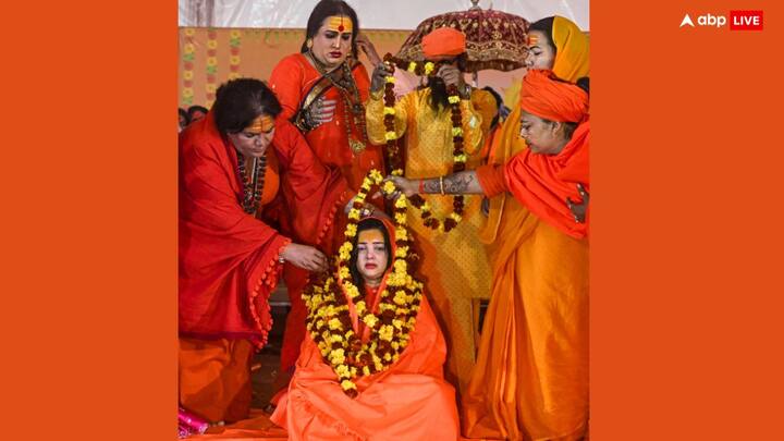 पट्टाभिषेक किसी अखाड़े के महामंडलेश्वर के चयन और उन्हें पदस्थापित करने का एक औपचारिक अनुष्ठान है जिसे वैदिक मंत्रों और पवित्र विधि का निर्वहन कर संपन्न किया जाता है.