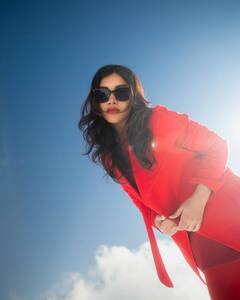 Dushara Vijayan : அழகு ஓவர்லோடட்.... ஸ்விஸ் பனியில் ஆப்பிள் போல் துஷாரா...