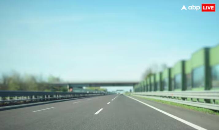 ਤੁਸੀਂ ਦੇਖਿਆ ਹੋਵੇਗਾ ਕਿ ਫੋਰ ਲੇਨ ਸੜਕਾਂ ਦੇ ਵਿਚਕਾਰ ਪੌਦੇ ਲੱਗੇ ਹੁੰਦੇ ਹਨ। ਕੀ ਤੁਹਾਨੂੰ ਇਸ ਦਾ ਕਾਰਨ ਪਤਾ ਹੈ? ਅੱਜ ਅਸੀਂ ਤੁਹਾਨੂੰ ਇਸ ਦੇ ਪਿੱਛੇ ਦਾ ਕਾਰਨ ਦੱਸਾਂਗੇ। ਭਾਰਤ ਵਿੱਚ ਸੜਕਾਂ 'ਤੇ ਗੱਡੀ ਚਲਾਉਣ ਲਈ ਬਹੁਤ ਸਾਰੇ ਨਿਯਮ ਬਣਾਏ ਗਏ ਹਨ। ਜੇਕਰ ਕੋਈ ਵਿਅਕਤੀ ਇਨ੍ਹਾਂ ਨਿਯਮਾਂ ਦੀ ਪਾਲਣਾ ਨਹੀਂ ਕਰਦਾ ਹੈ, ਤਾਂ ਉਸ ਵਿਰੁੱਧ ਸਖ਼ਤ ਕਾਰਵਾਈ ਕੀਤੀ ਜਾਂਦੀ ਹੈ।