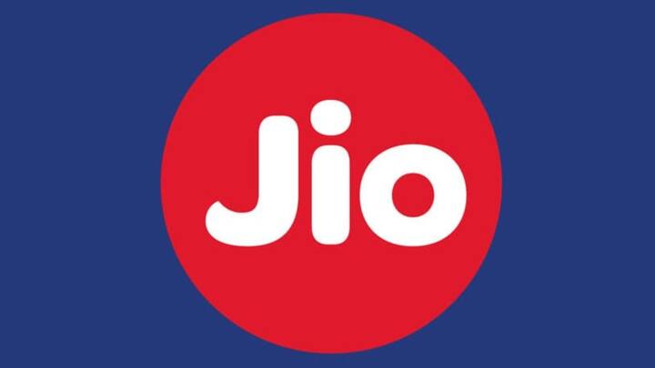 जियो के प्रेसिडेंट सुनील दत्त ने कहा, 'जियो हर भारतीय को सशक्त बनाने के लिए टेक्नोलॉजी का फायदा उठाने में विश्वास करता है। जियोभारत पर मुफ्त जियोसाउंडपे फीचर और वंदे मातरम के भावपूर्ण प्रस्तुतीकरण के साथ, हम भारत की भावना का जश्न मना रहे हैं और एक सच्चे डिजिटल भारत के निर्माण के लिए अपनी प्रतिबद्धता की पुष्ट कर रहे हैं'