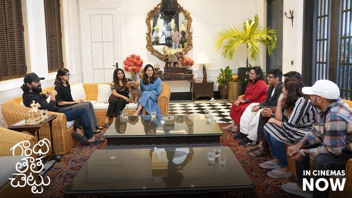 సుకుమార్ సతీమణి తబితతో పాటు 'గాంధీ తాత చెట్టు' చిత్ర బృందం మెగాస్టార్ ఇంటికి వెళ్ళింది. వాళ్లతో కాసేపు రామ్ చరణ్, ఉపాసన దంపతులు సంభాషించారు. మంచి సినిమా తీశారంటూ అభినందించారు.