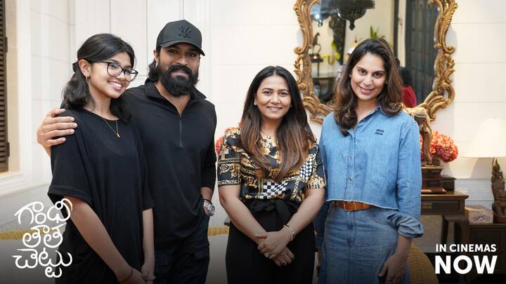 'గాంధీ తాత చెట్టు' సినిమా చూసిన సూపర్ స్టార్ మహేష్ బాబు సుకృతి వేణిని, చిత్ర బృందాన్ని అభినందించారు. ఇప్పుడు గ్లోబల్ స్టార్ రామ్ చరణ్ తన ఇంటికి 'గాంధీ తాత చెట్టు' చిత్ర బృందాన్ని ఆహ్వానించారు.