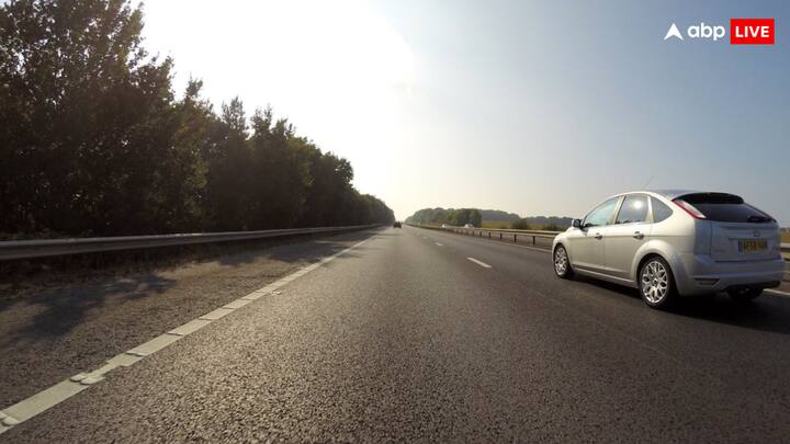 सड़क पर चार पहिया वाहनों के चालकों सीट बेल्ट पहनना और अपनी लेन में चलना जरूरी होता है. जिससे दुर्घटना होने की संभावना कम हो.