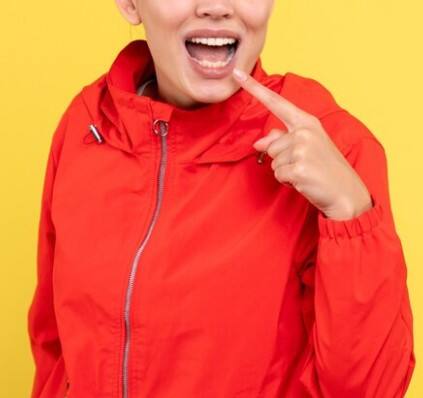 ਇਸ ਦਾ ਪੇਸਟ ਬਣਾਉਣ ਲਈ, ਇੱਕ ਚਮਚ ਬੇਕਿੰਗ ਸੋਡਾ ਅਤੇ 2 ਚਮਚ ਹਾਈਡ੍ਰੋਜਨ ਪਰਆਕਸਾਈਡ ਨੂੰ ਮਿਲਾਓ। ਇਸ ਪੇਸਟ ਨੂੰ ਬੁਰਸ਼ ‘ਤੇ ਲਗਾਓ ਅਤੇ ਆਪਣੇ ਦੰਦ ਨੂੰ ਸਾਫ਼ ਕਰੋ। ਹਾਲਾਂਕਿ, ਇਸ ਦੀ ਵਰਤੋਂ ਕਰਨ ਤੋਂ ਪਹਿਲਾਂ, ਇੱਕ ਵਾਰ ਮਾਹਰ ਤੋਂ ਸਲਾਹ ਜ਼ਰੂਰ ਲਓ।