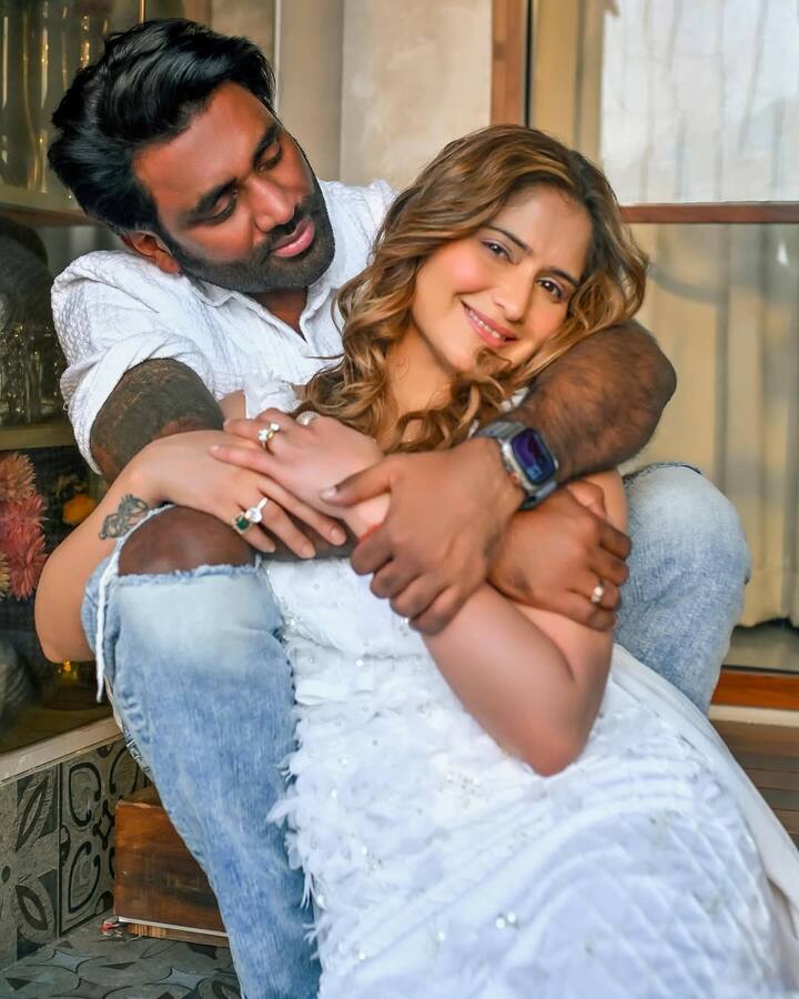 आरती ने शादी के 9 महीने पूरे होने पर पति दीपक चौहान के साथ कई सारी रोमांटिक तस्वीरें शेयर की हैं.