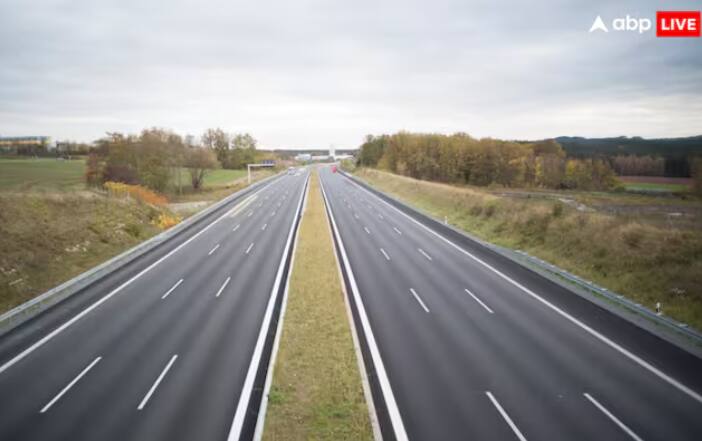 ਗੱਡੀਆਂ ਦੀਆਂ ਲਾਈਟਾਂ ਦੇ ਅਸਰ ਨੂੰ ਘਟਾਉਣ ਲਈ ਡਿਵਾਈਡਰ ਦੇ ਵਿਚਕਾਰ ਰੁੱਖ ਅਤੇ ਪੌਦੇ ਲਗਾਏ ਜਾਂਦੇ ਹਨ, ਤਾਂ ਜੋ ਦੋਵਾਂ ਦਿਸ਼ਾਵਾਂ ਵਿੱਚ ਯਾਤਰਾ ਕਰਨ ਵਾਲੇ ਡਰਾਈਵਰਾਂ ਨੂੰ ਕੋਈ ਮੁਸ਼ਕਲ ਨਾ ਆਵੇ।