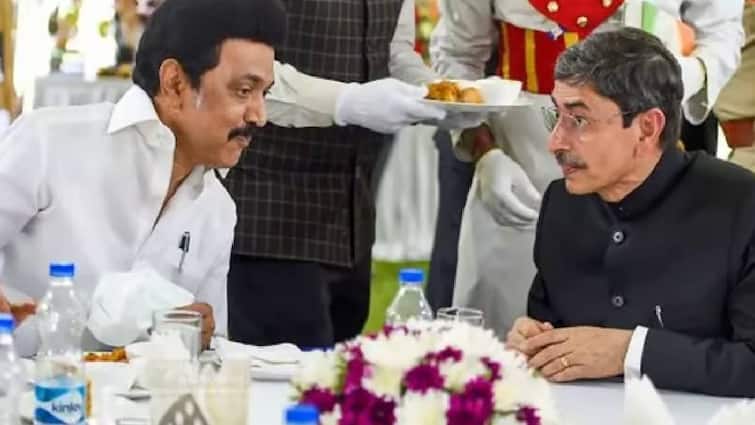 Tamilnadu government refuse governor tea celebration in rajbavan நாளுக்கு நாள் முற்றும் மோதல் போக்கு: ஆளுநர் தேனீர் விருந்தை புறக்கணித்த தமிழக அரசு!