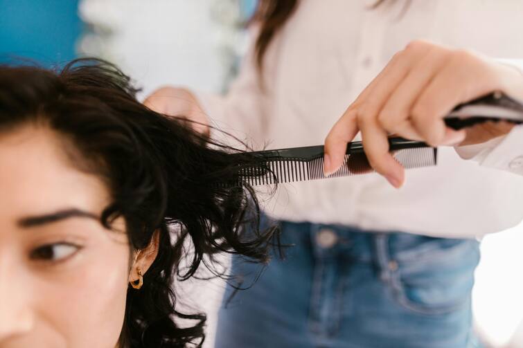 Hair Problems: স্প্লিট এন্ডস- এর সমস্যা কমাতে পার্লারে যেতে হবে না, বাড়িতেই হবে মিশকিল আসান, কীভাবে?
