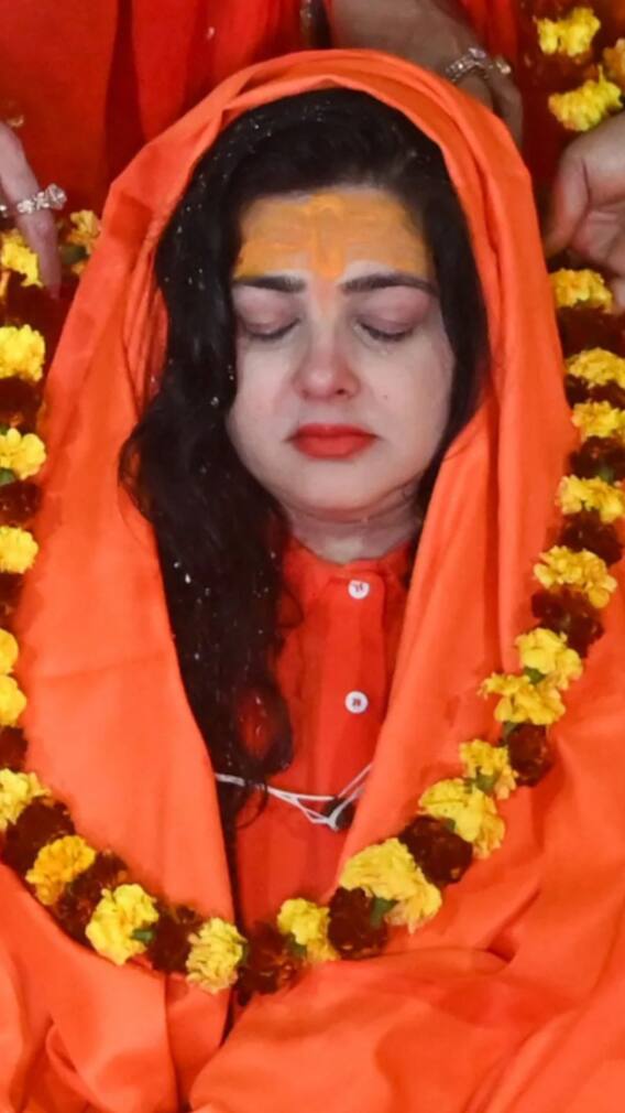 ரசிகர்களை வசீகரிக்கும் மம்தா குல்கர்னி இப்போது ஒரு துறவியா?!