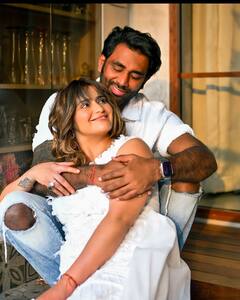 शादी के 9 महीने पूरे होने पर पति दीपक संग रोमांटिक हुईं आरती सिंह, किस करते हुए शेयर की तस्वीरें