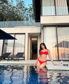 'बम डिगी डिगी' फेम अभिनेत्रीचं कर्व्ही फिगर अन् ग्लॅमरस अदा, बिकिनी लूकने चाहते घायाळ