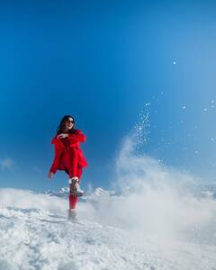 Dushara Vijayan : அழகு ஓவர்லோடட்.... ஸ்விஸ் பனியில் ஆப்பிள் போல் துஷாரா...