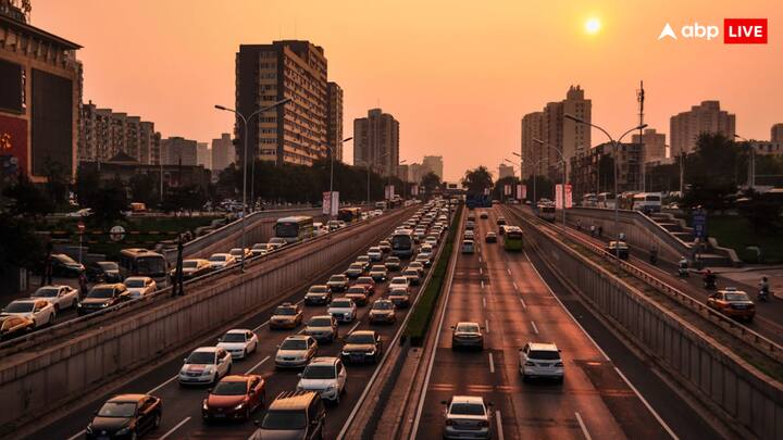 अब सवाल ये है कि सड़क के बीचों बीच में डिवाइडर के ऊपर पेड़-पौधे क्यों लगाए जाते हैं. दरअसल हाइवे पर 24 घंटे गाड़ियां चलती रहती है. इस दौरान सामने से आ रही गाड़ियों की लाइट काफी तेज होती है.