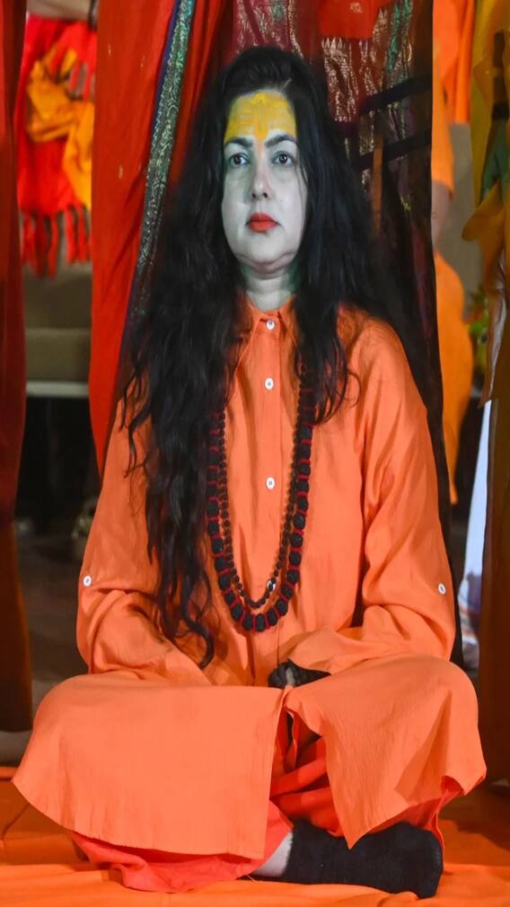 సన్యాసం స్వీకరించిన నటి మమతా కులకర్ణి డీటైల్స్ ఇవే..